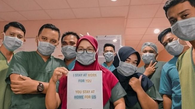 Perjuangan Perawat di Tengah Pandemi dan Kisah Heroik
